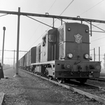 154303 Afbeelding van de diesel-electrische locomotief nr. 2487 (serie 2400/2500) van de N.S. met een goederentrein op ...